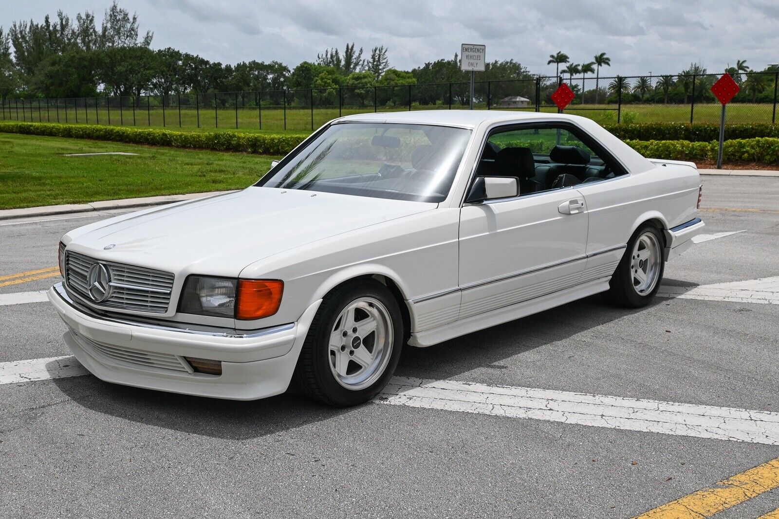 Mercedes-Benz-500-Series-1985-2D-4
