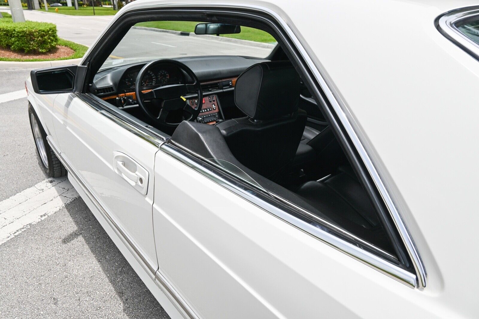 Mercedes-Benz-500-Series-1985-2D-8