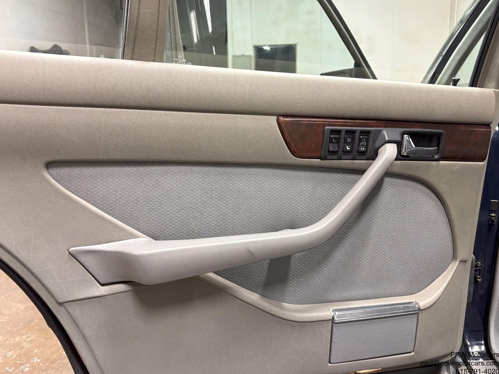 Mercedes-Benz-500-Series-1987-39
