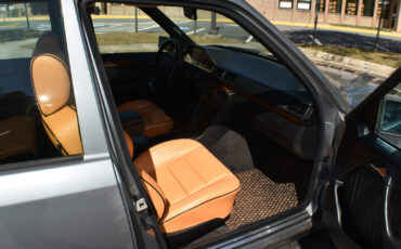 Mercedes-Benz-500-Series-1992-Sedan-23