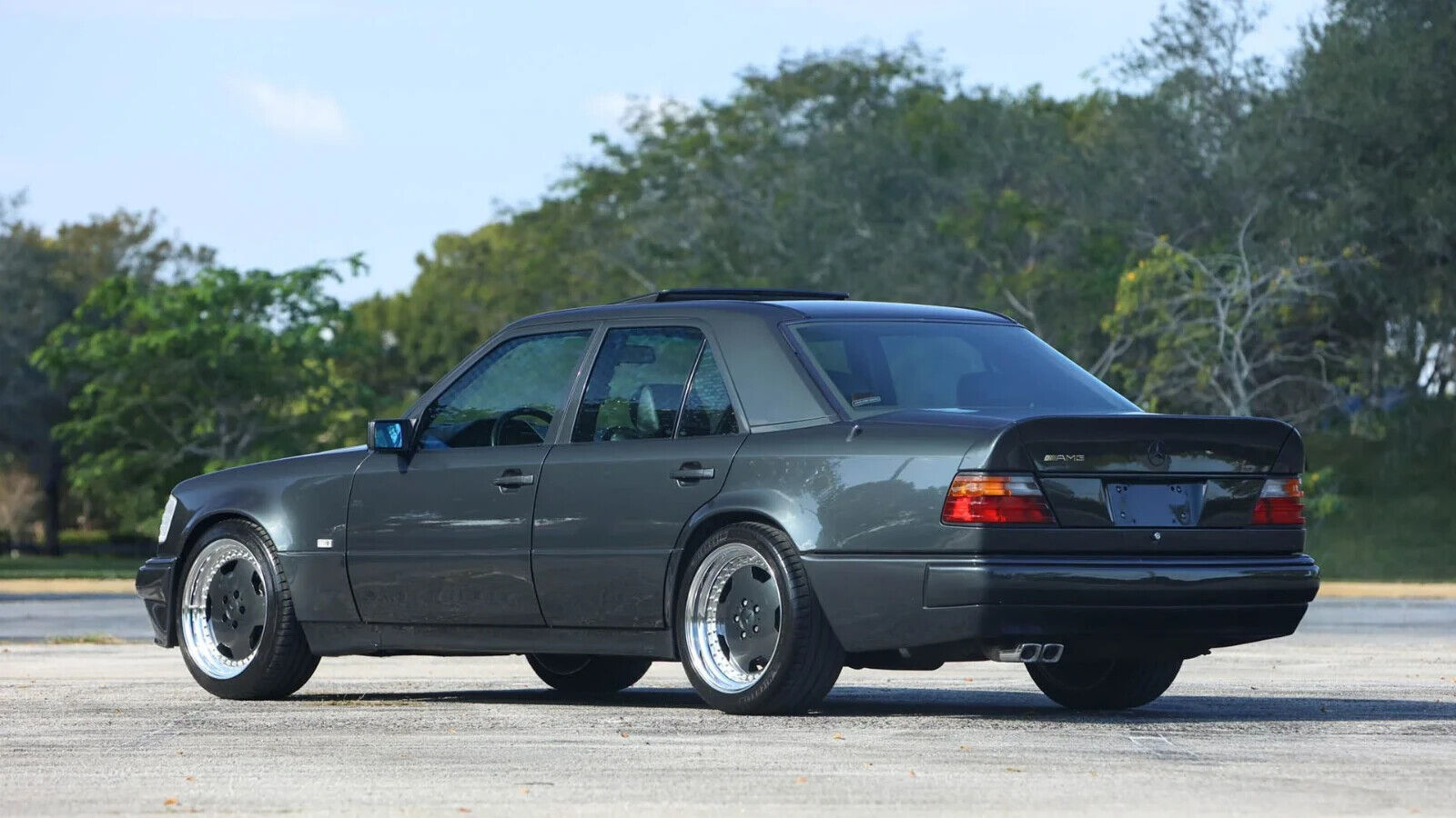 Mercedes-Benz-500-Series-1993-Sedan-3