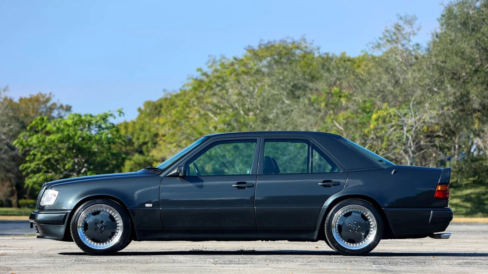 Mercedes-Benz-500-Series-1993-Sedan-4
