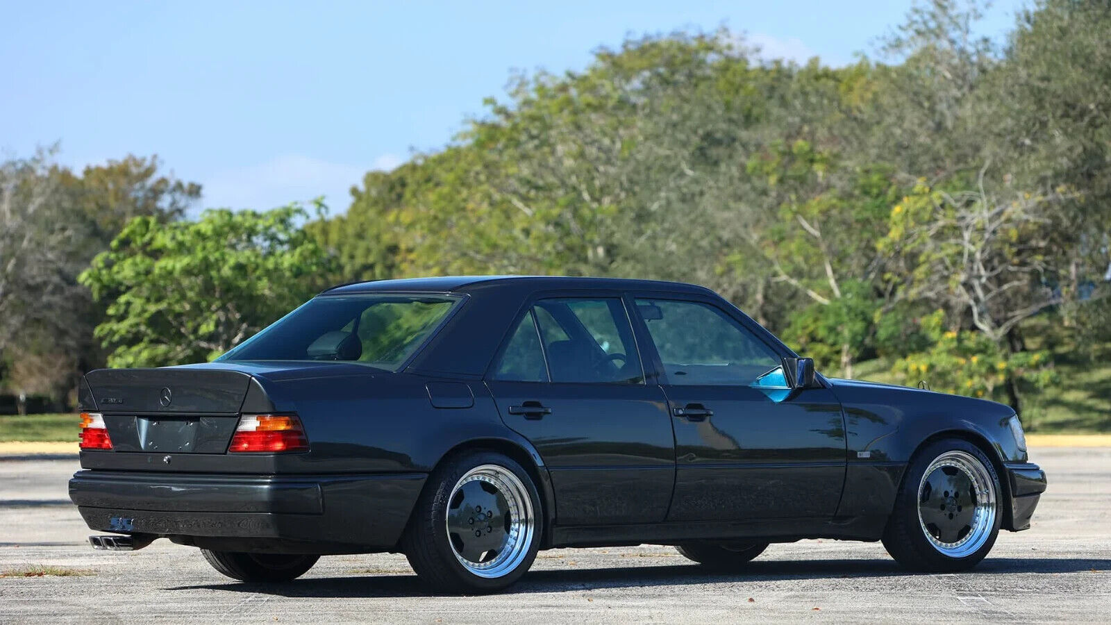 Mercedes-Benz-500-Series-1993-Sedan-6