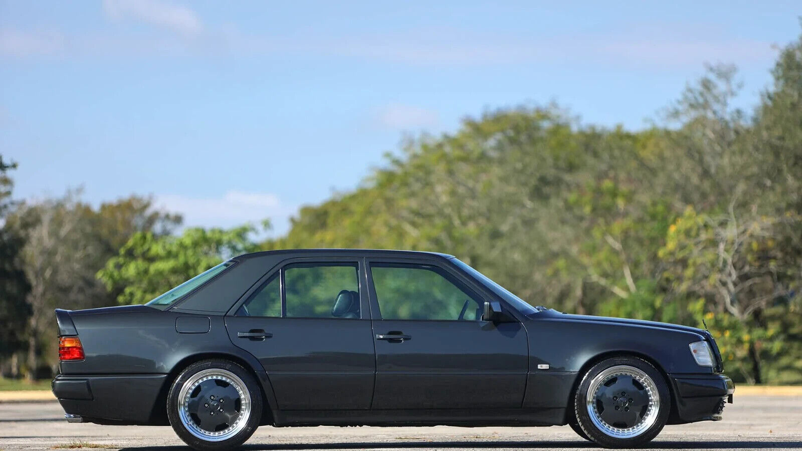 Mercedes-Benz-500-Series-1993-Sedan-7