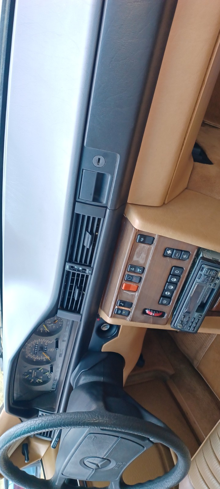 Mercedes-Benz-E-Class-1986-Sedan-1