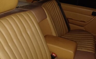 Mercedes-Benz-E-Class-1986-Sedan-11