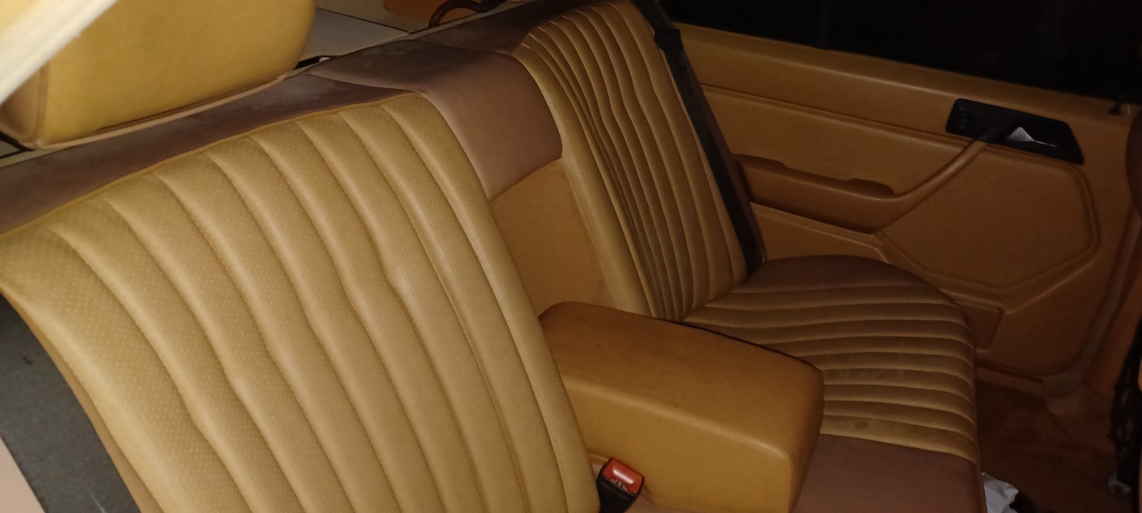 Mercedes-Benz-E-Class-1986-Sedan-11
