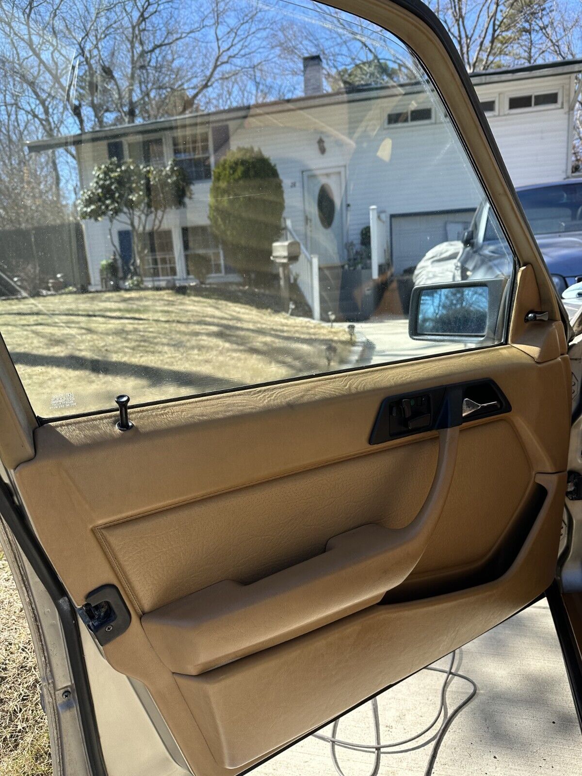 Mercedes-Benz-E-Class-1986-Sedan-16