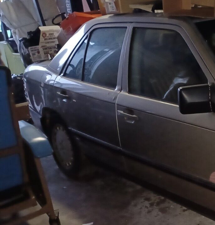 Mercedes-Benz-E-Class-1986-Sedan-17