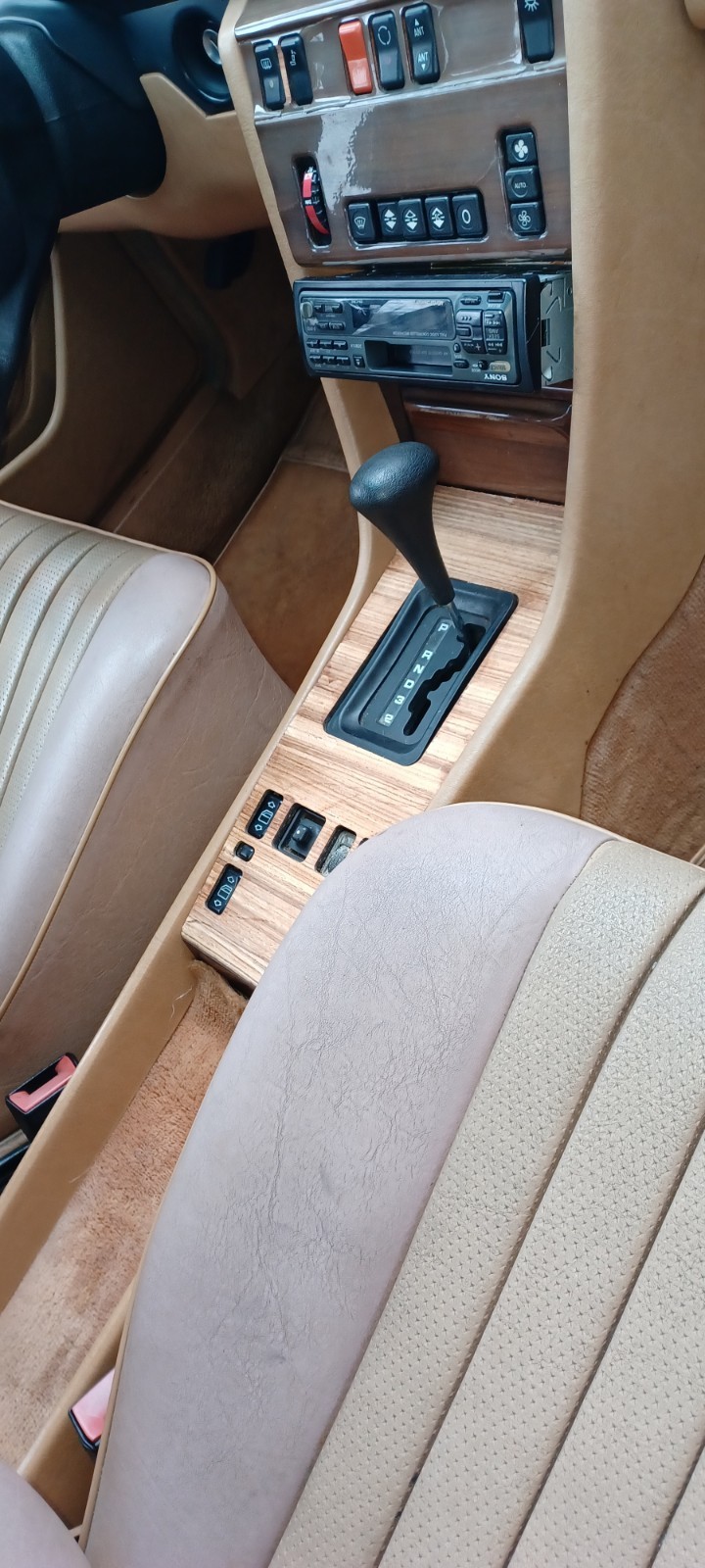 Mercedes-Benz-E-Class-1986-Sedan-2