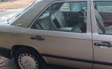 Mercedes-Benz-E-Class-1986-Sedan-3