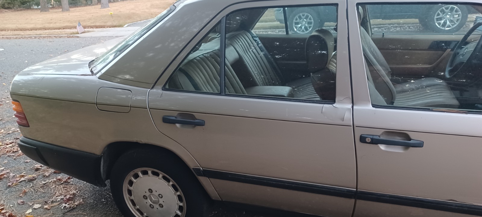 Mercedes-Benz-E-Class-1986-Sedan-3