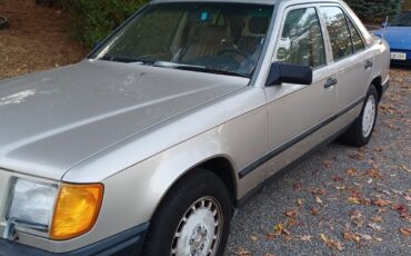 Mercedes-Benz-E-Class-1986-Sedan