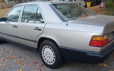 Mercedes-Benz-E-Class-1986-Sedan-4