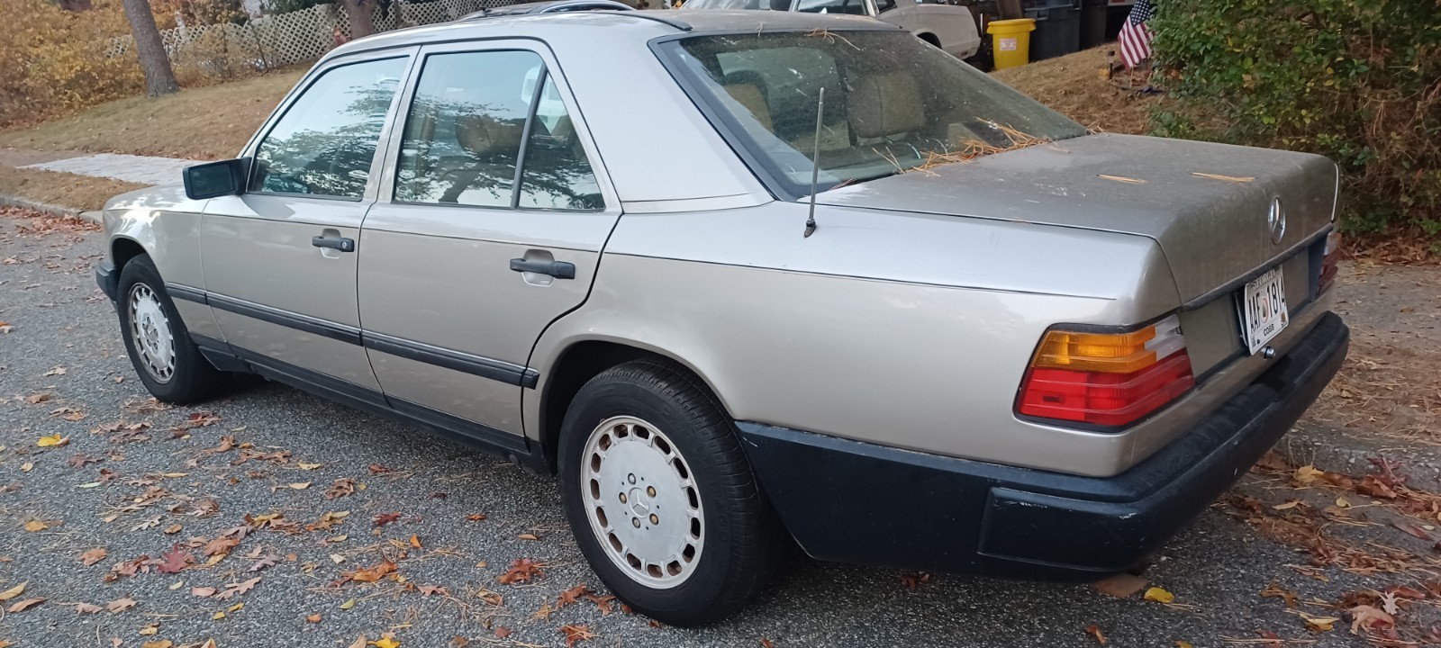 Mercedes-Benz-E-Class-1986-Sedan-4