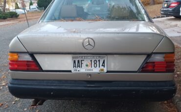 Mercedes-Benz-E-Class-1986-Sedan-5
