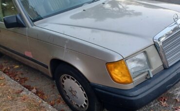 Mercedes-Benz-E-Class-1986-Sedan-6