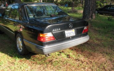 Mercedes-Benz-E-Class-1992-Sedan-2