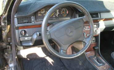Mercedes-Benz-E-Class-1992-Sedan-3