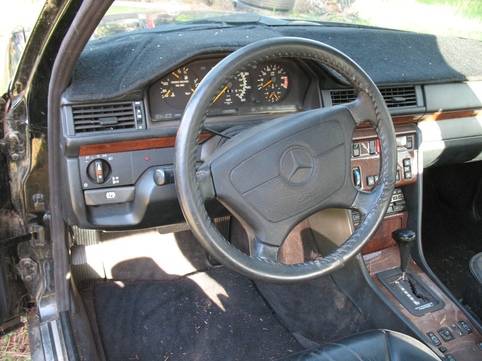 Mercedes-Benz-E-Class-1992-Sedan-3