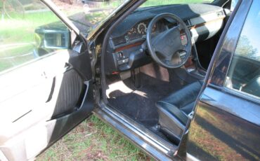 Mercedes-Benz-E-Class-1992-Sedan-4