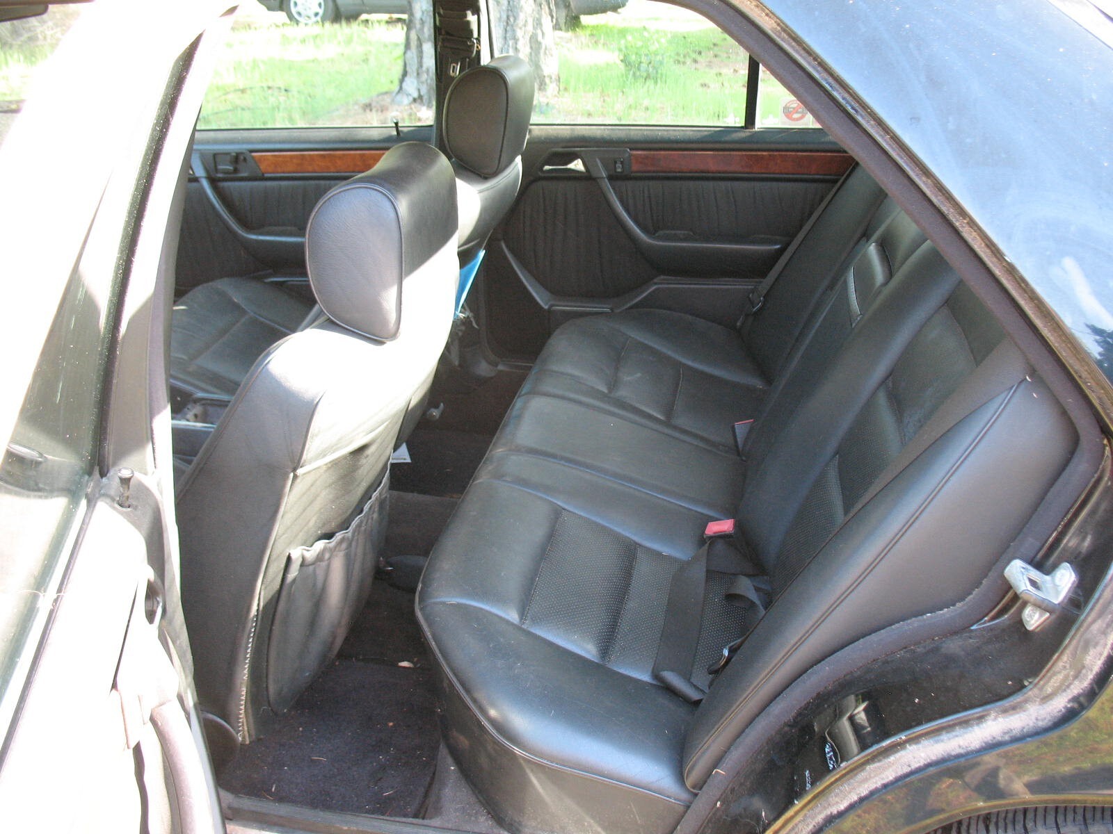 Mercedes-Benz-E-Class-1992-Sedan-6