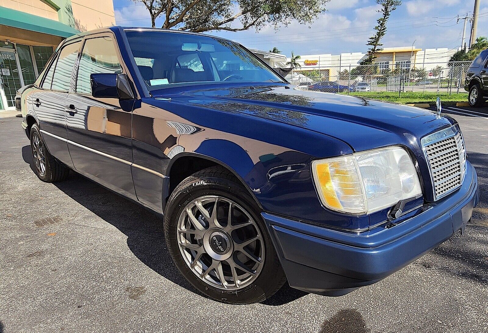 Mercedes-Benz-E-Class-1994-Sedan-1