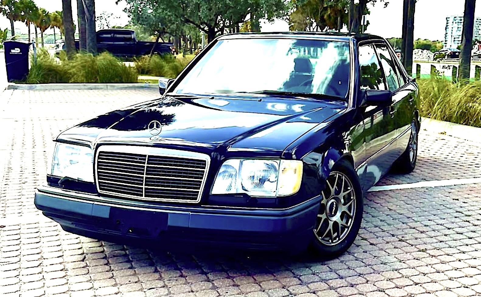 Mercedes-Benz-E-Class-1994-Sedan-3