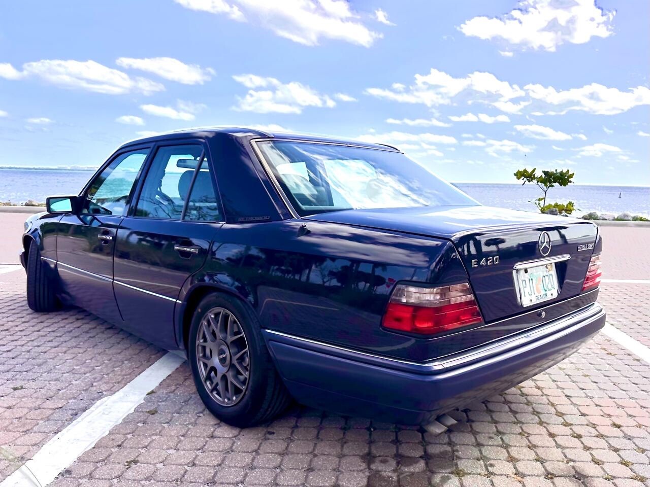 Mercedes-Benz-E-Class-1994-Sedan-4