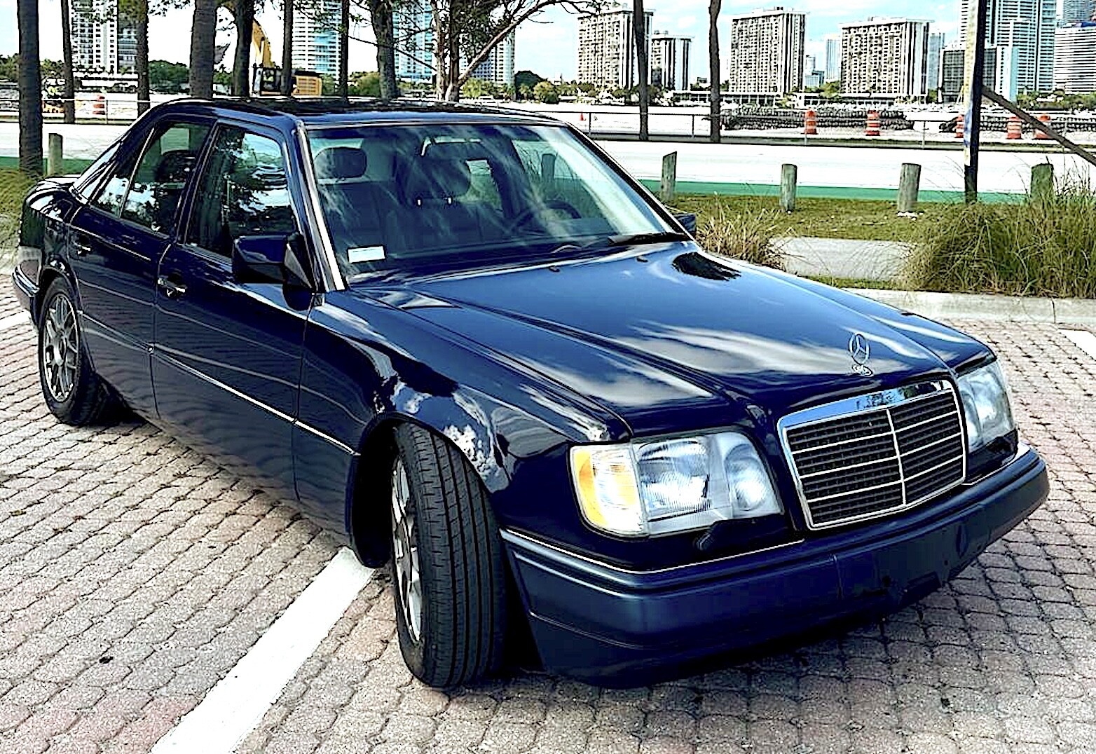 Mercedes-Benz-E-Class-1994-Sedan-6