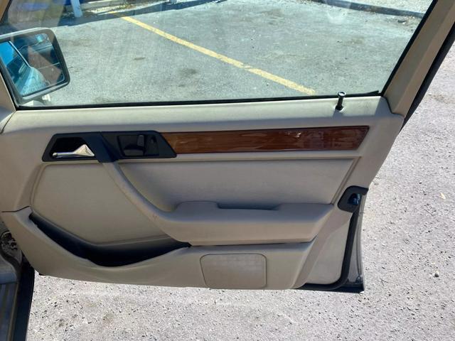 Mercedes-Benz-E-Class-1995-Wagon-10
