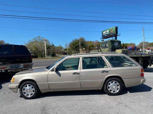 Mercedes-Benz-E-Class-1995-Wagon-2