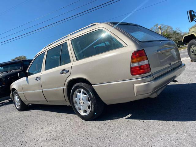 Mercedes-Benz-E-Class-1995-Wagon-27