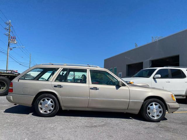 Mercedes-Benz-E-Class-1995-Wagon-6
