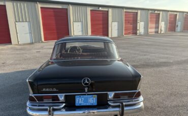 Mercedes-Benz-Other-1960-Sedan-8