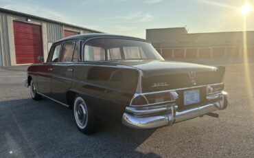 Mercedes-Benz-Other-1960-Sedan-9