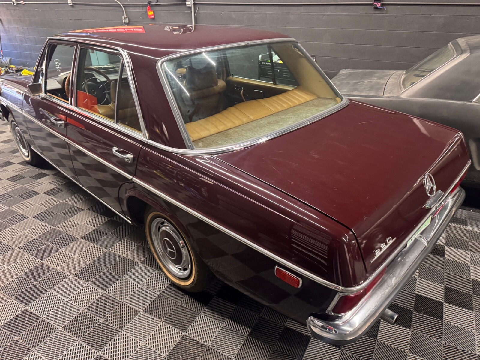 Mercedes-Benz-Other-1969-Sedan-13
