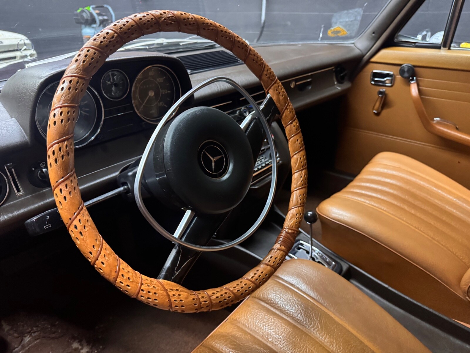 Mercedes-Benz-Other-1969-Sedan-4