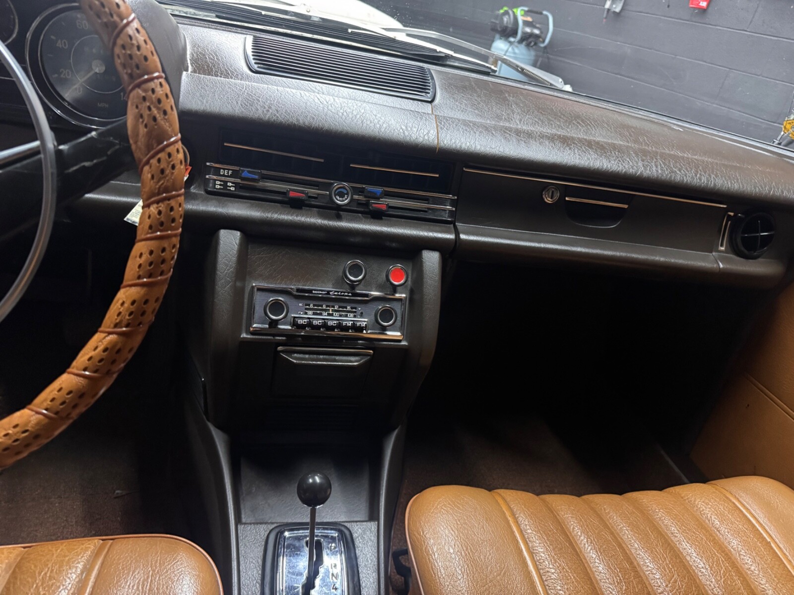 Mercedes-Benz-Other-1969-Sedan-5
