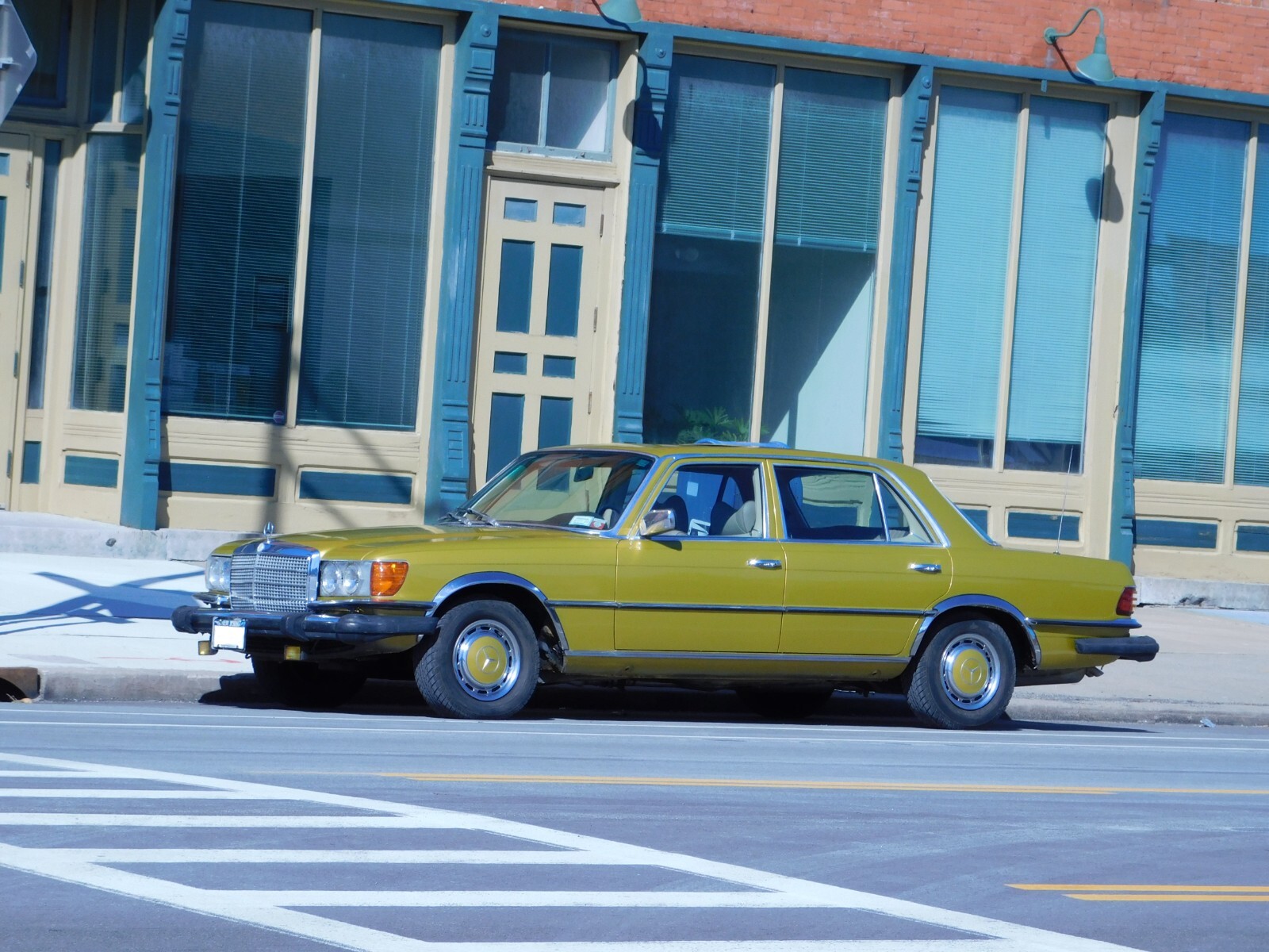 Mercedes-Benz-Other-1976-Sedan-26