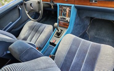 Mercedes-Benz-S-Class-1977-Sedan-1