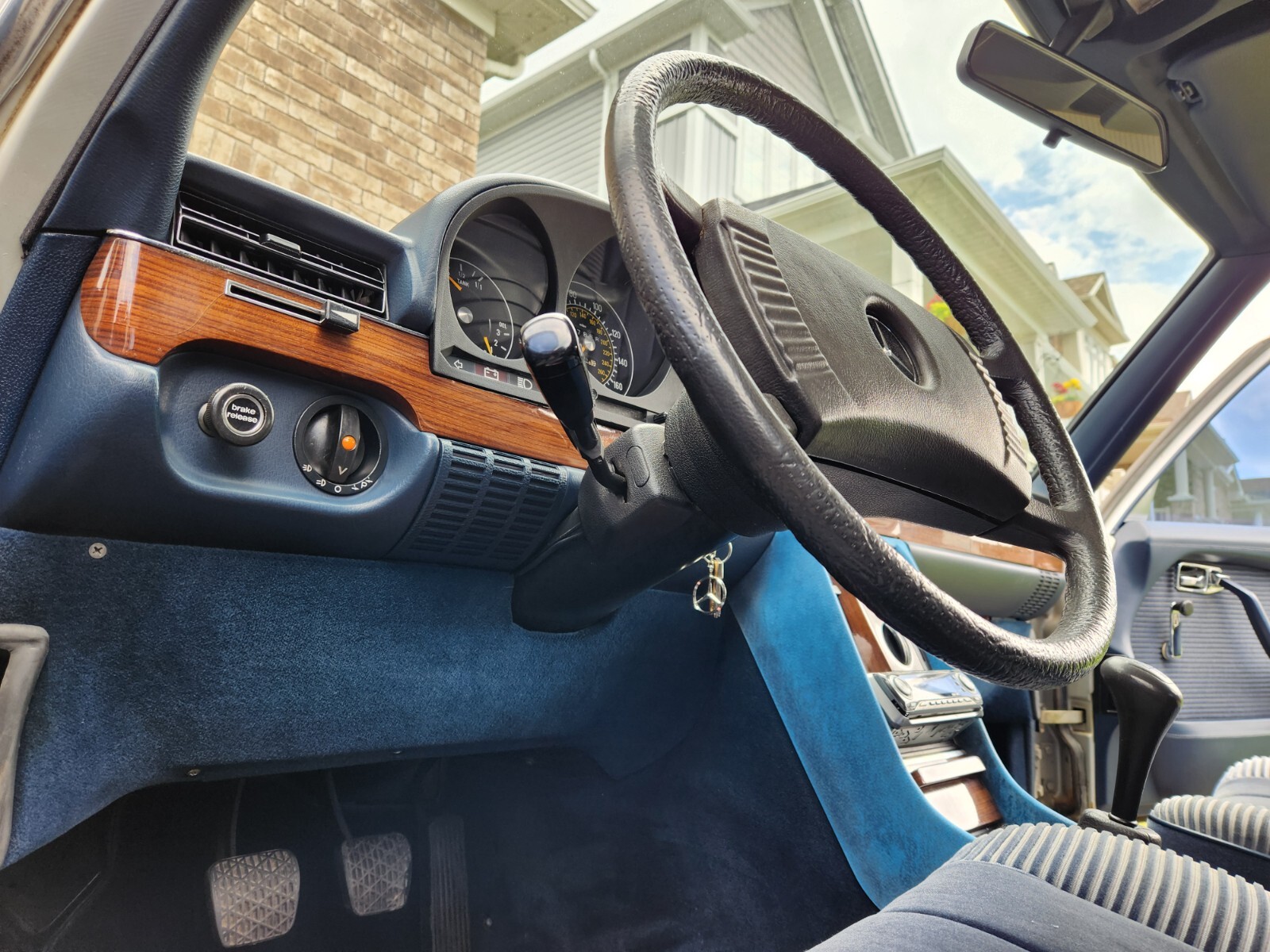 Mercedes-Benz-S-Class-1977-Sedan-3