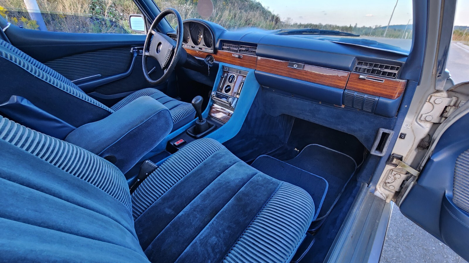 Mercedes-Benz-S-Class-1977-Sedan-5