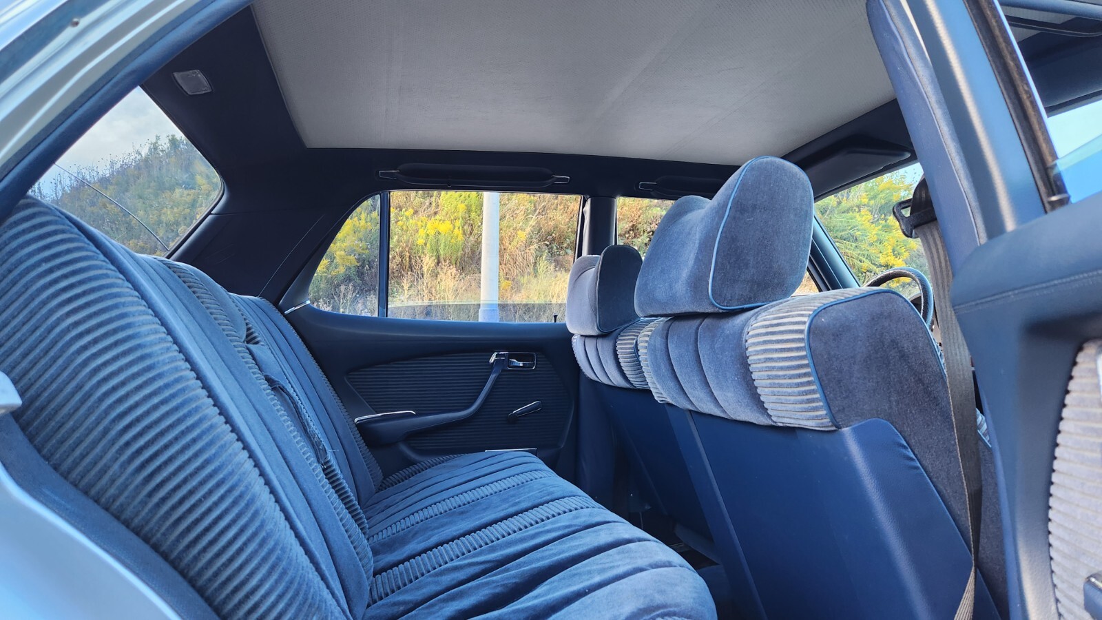 Mercedes-Benz-S-Class-1977-Sedan-7