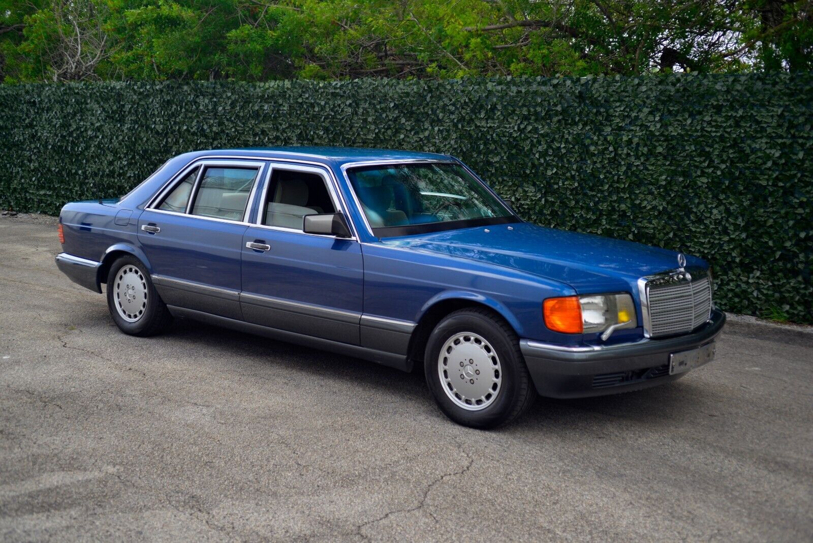 Mercedes-Benz-S-Class-1985-Sedan-1