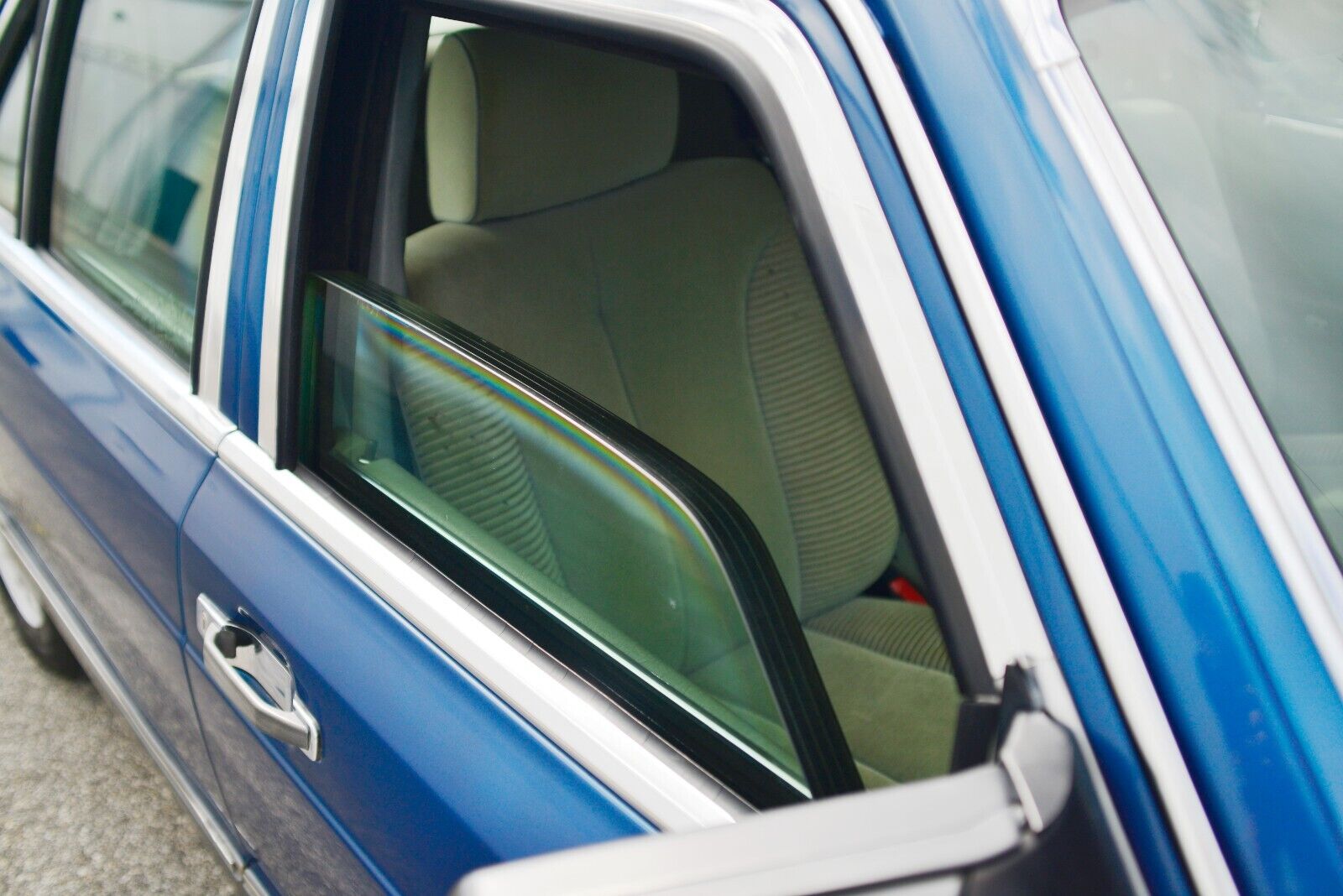 Mercedes-Benz-S-Class-1985-Sedan-11
