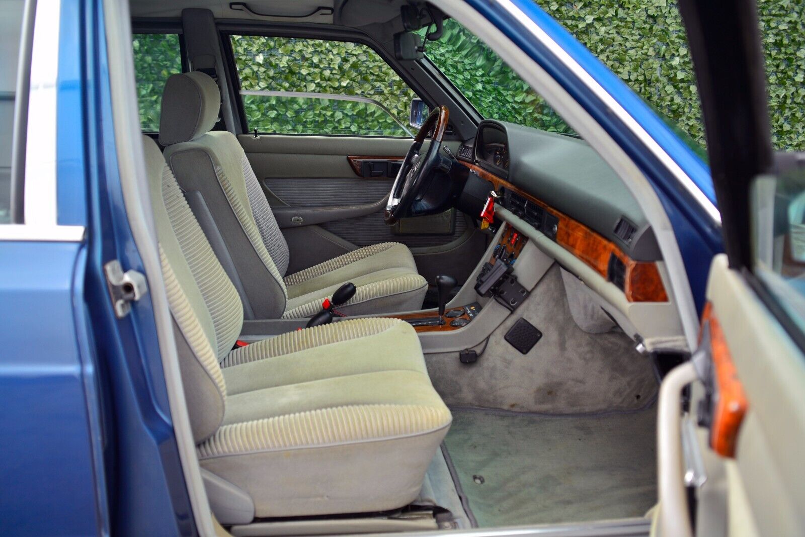 Mercedes-Benz-S-Class-1985-Sedan-13