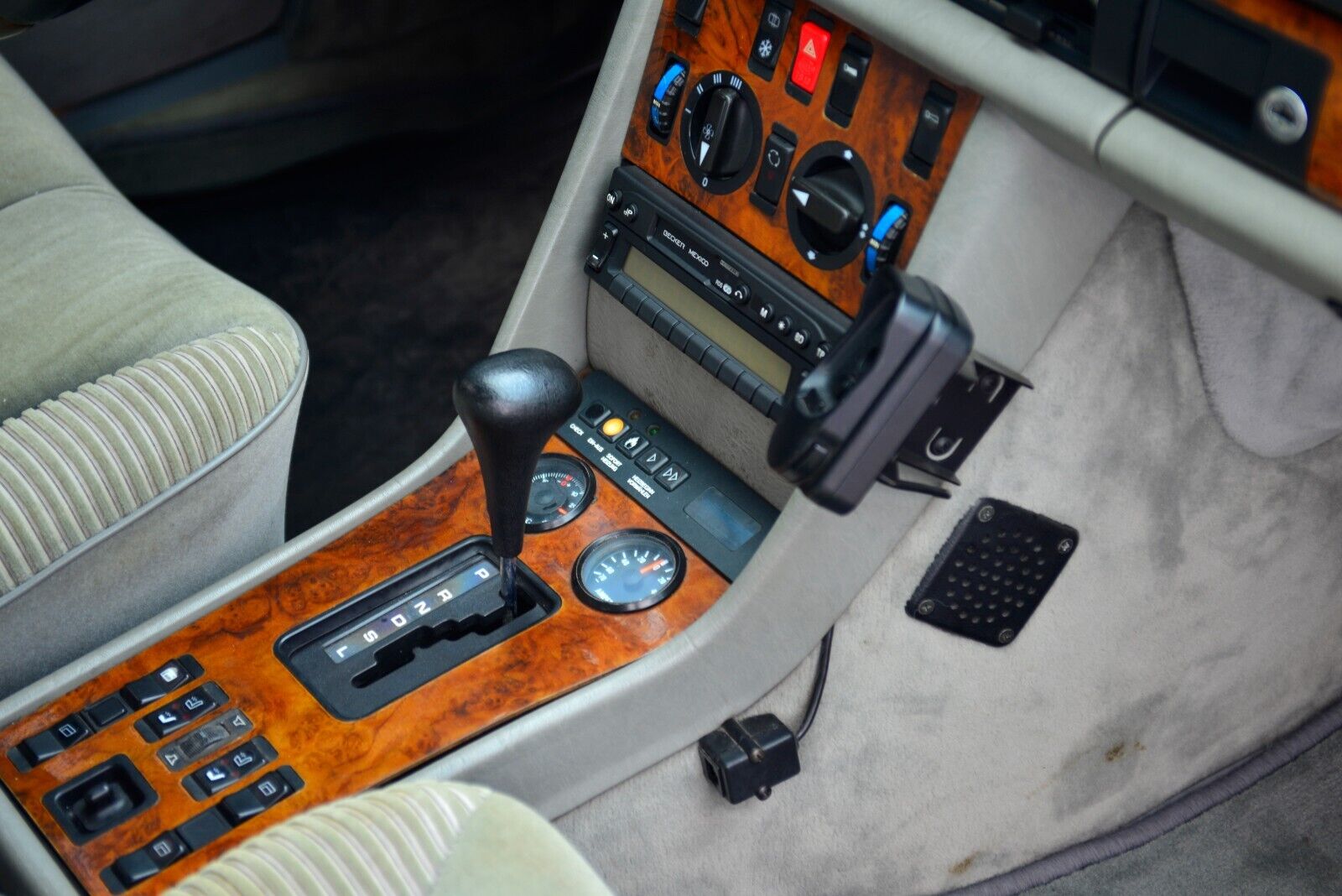 Mercedes-Benz-S-Class-1985-Sedan-14