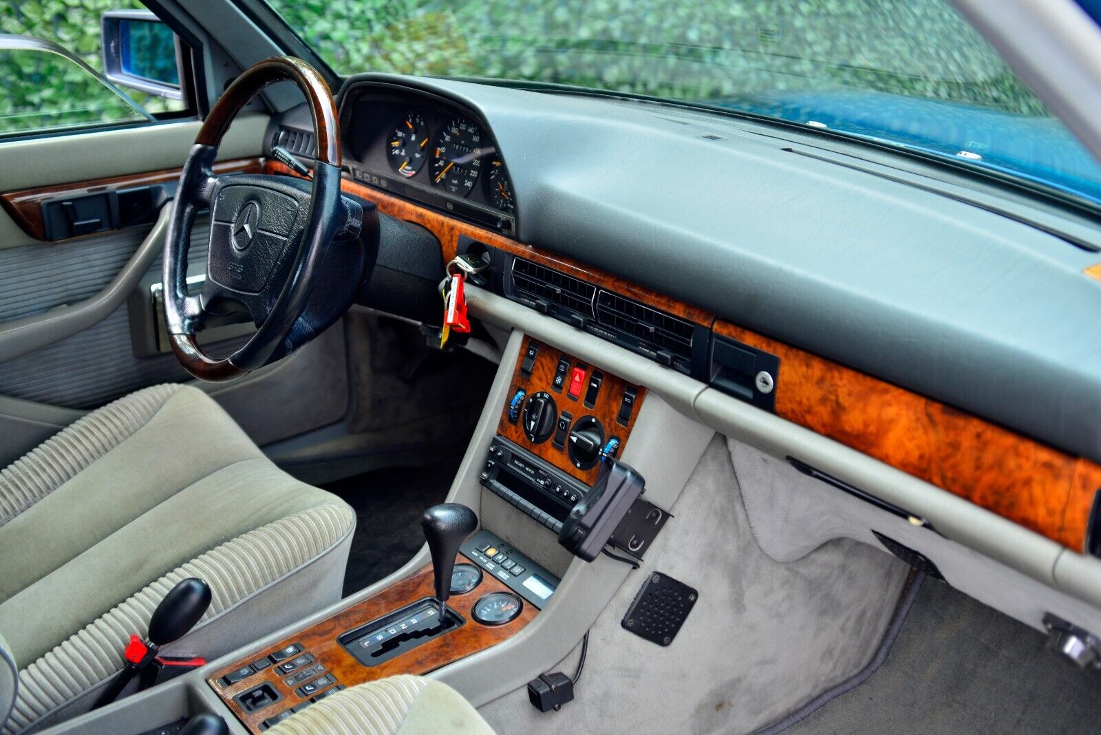 Mercedes-Benz-S-Class-1985-Sedan-15