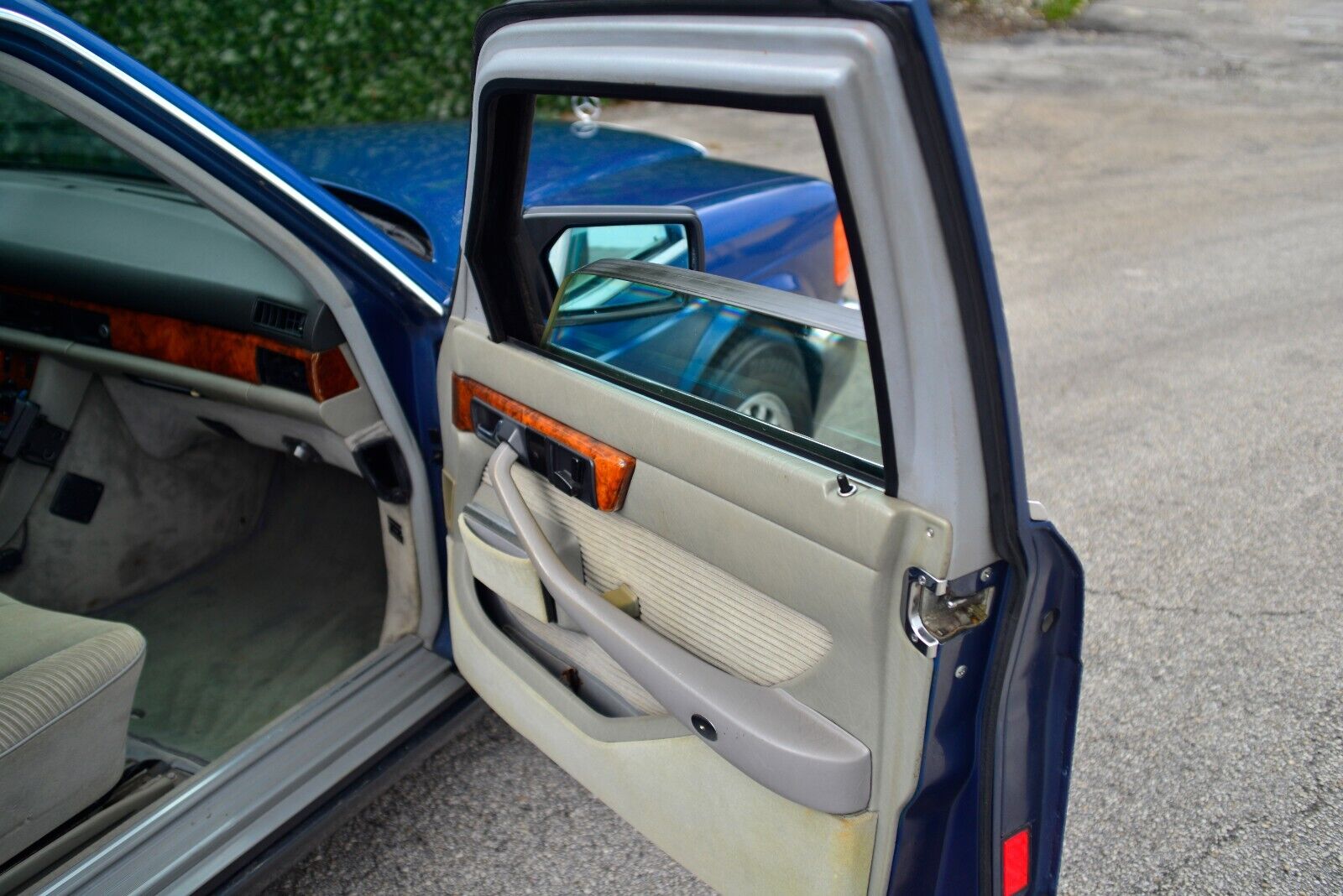 Mercedes-Benz-S-Class-1985-Sedan-16